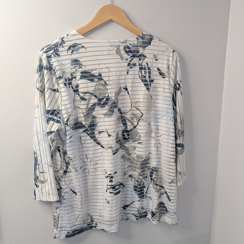 Chico’s Easywear Women’s Top –‎ Size 2 (L)  Floral Watercolor Stripe V-Neck - Picture 4 of 4